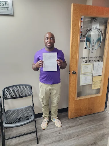 Un estudiante de ProDrive Academy en la oficina de la escuela con sus documentos