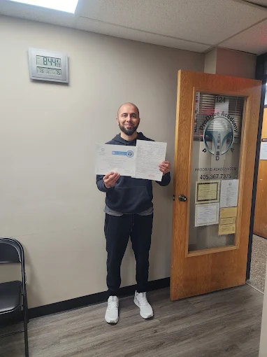 Un estudiante de ProDrive Academy en la oficina de la escuela con sus documentos