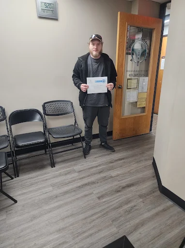 Un estudiante de ProDrive Academy en la oficina de la escuela con sus documentos