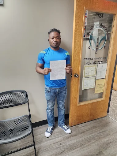 Un estudiante de ProDrive Academy en la oficina de la escuela con sus documentos