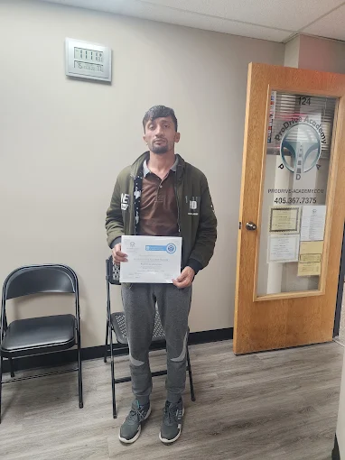 Un estudiante de ProDrive Academy en la oficina de la escuela con sus documentos