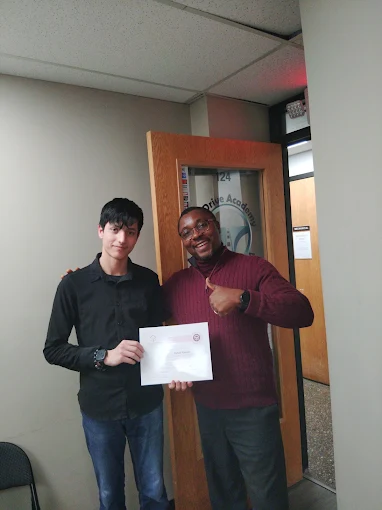 Un estudiante de ProDrive Academy en la oficina de la escuela con sus documentos