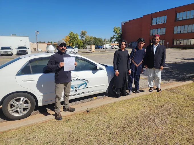 Un estudiante de ProDrive Academy junto a uno de los autos de la escuela