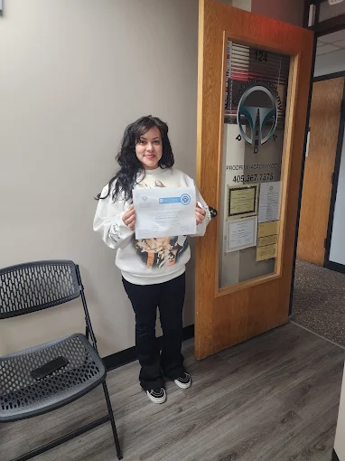 Un estudiante de ProDrive Academy en la oficina de la escuela con sus documentos