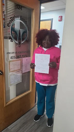Un estudiante de ProDrive Academy en la oficina de la escuela con sus documentos