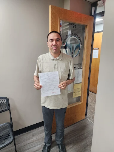 Un estudiante de ProDrive Academy en la oficina de la escuela con sus documentos
