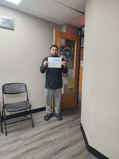 Un estudiante de ProDrive Academy en la oficina de la escuela con sus documentos