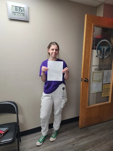 Un estudiante de ProDrive Academy en la oficina de la escuela con sus documentos