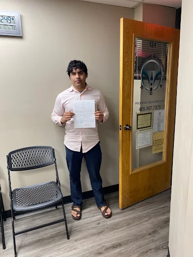 Un estudiante de ProDrive Academy en la oficina de la escuela con sus documentos