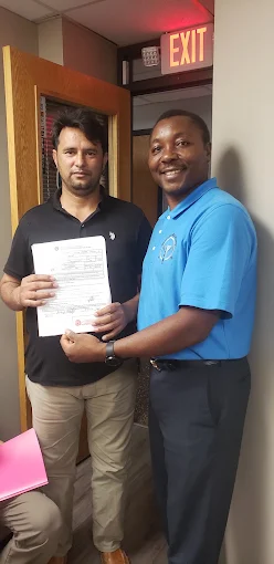 Un estudiante de ProDrive Academy en la oficina de la escuela con sus documentos