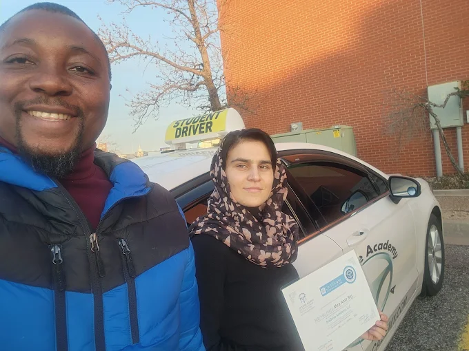 Un estudiante de ProDrive Academy junto a uno de los autos de la escuela