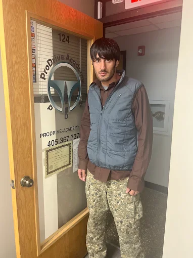 Un estudiante de ProDrive Academy en la oficina de la escuela con sus documentos
