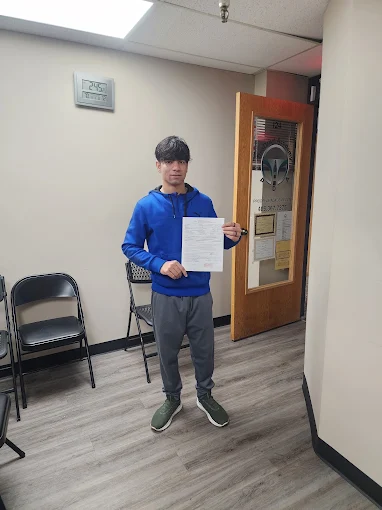 Un estudiante de ProDrive Academy en la oficina de la escuela con sus documentos
