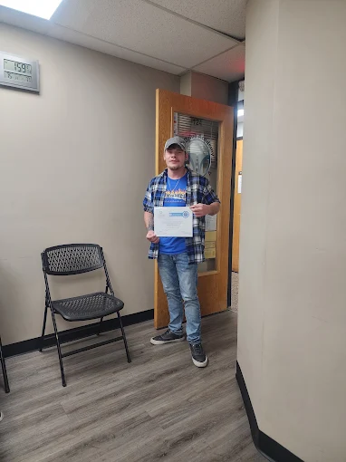 Un estudiante de ProDrive Academy en la oficina de la escuela con sus documentos
