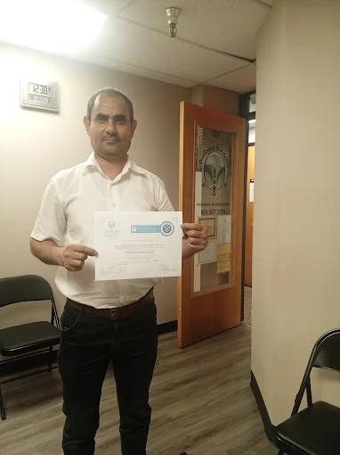 Un estudiante de ProDrive Academy en la oficina de la escuela con sus documentos