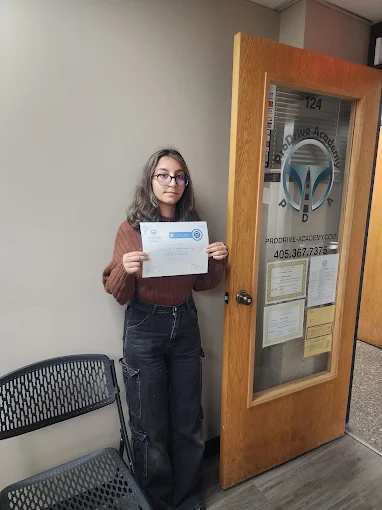 Un estudiante de ProDrive Academy en la oficina de la escuela con sus documentos