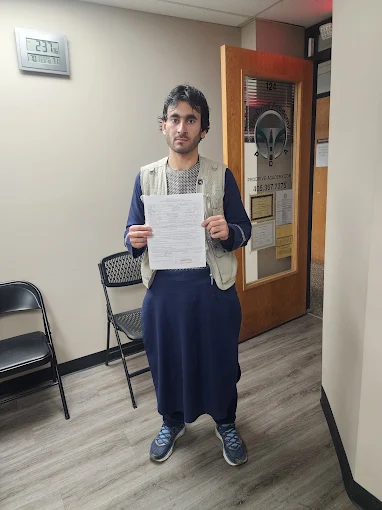 Un estudiante de ProDrive Academy en la oficina de la escuela con sus documentos