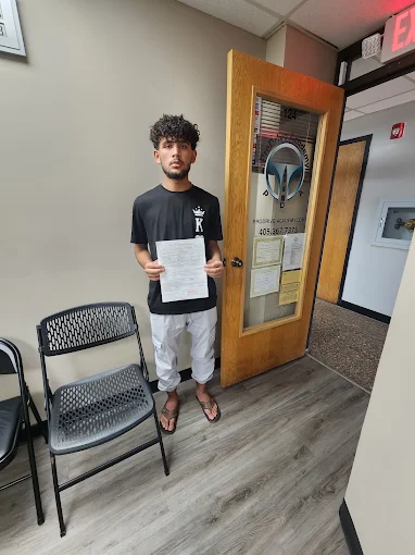 Un estudiante de ProDrive Academy en la oficina de la escuela con sus documentos