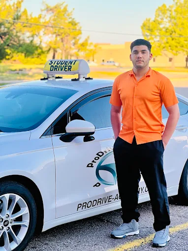 Un estudiante de ProDrive Academy en la oficina de la escuela con sus documentos
