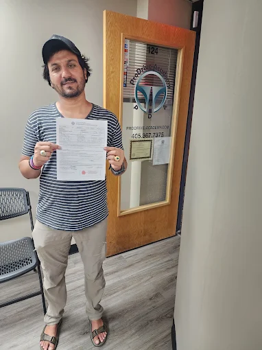 Un estudiante de ProDrive Academy en la oficina de la escuela con sus documentos