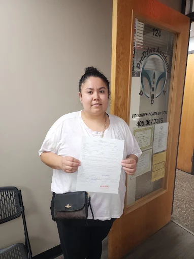 Un estudiante de ProDrive Academy en la oficina de la escuela con sus documentos