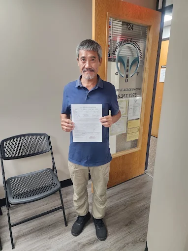 Un estudiante de ProDrive Academy en la oficina de la escuela con sus documentos