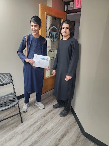 Un estudiante de ProDrive Academy en la oficina de la escuela con sus documentos