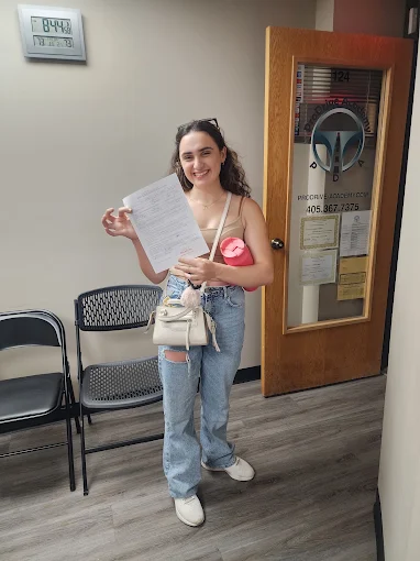Un estudiante de ProDrive Academy en la oficina de la escuela con sus documentos
