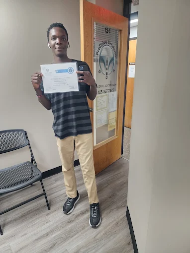 Un estudiante de ProDrive Academy en la oficina de la escuela con sus documentos