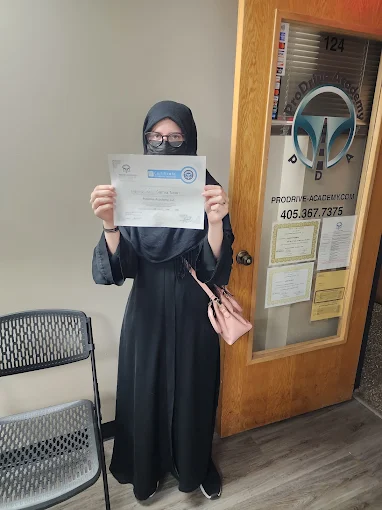 Un estudiante de ProDrive Academy en la oficina de la escuela con sus documentos