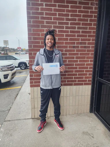 Un estudiante de ProDrive Academy en la oficina de la escuela con sus documentos