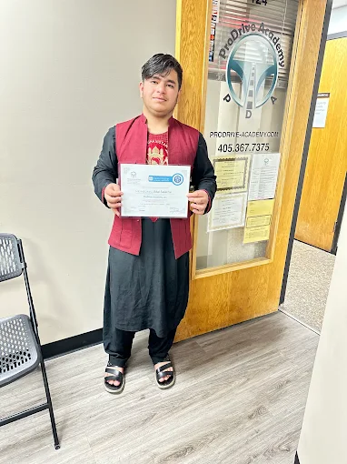 Un estudiante de ProDrive Academy en la oficina de la escuela con sus documentos