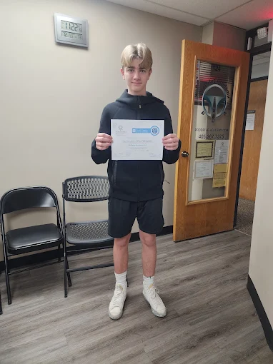 Un estudiante de ProDrive Academy en la oficina de la escuela con sus documentos