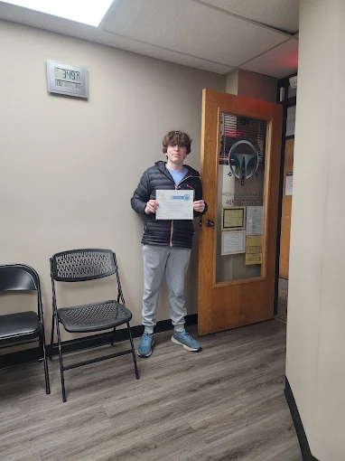 Un estudiante de ProDrive Academy en la oficina de la escuela con sus documentos