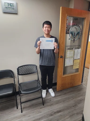 Un estudiante de ProDrive Academy en la oficina de la escuela con sus documentos