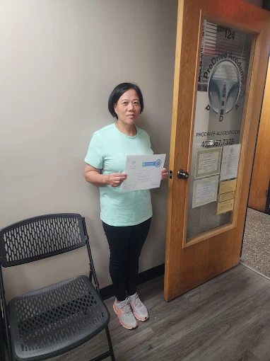Un estudiante de ProDrive Academy en la oficina de la escuela con sus documentos