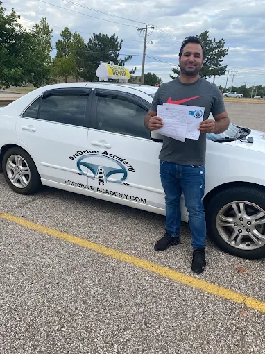 Un estudiante de ProDrive Academy en la oficina de la escuela con sus documentos